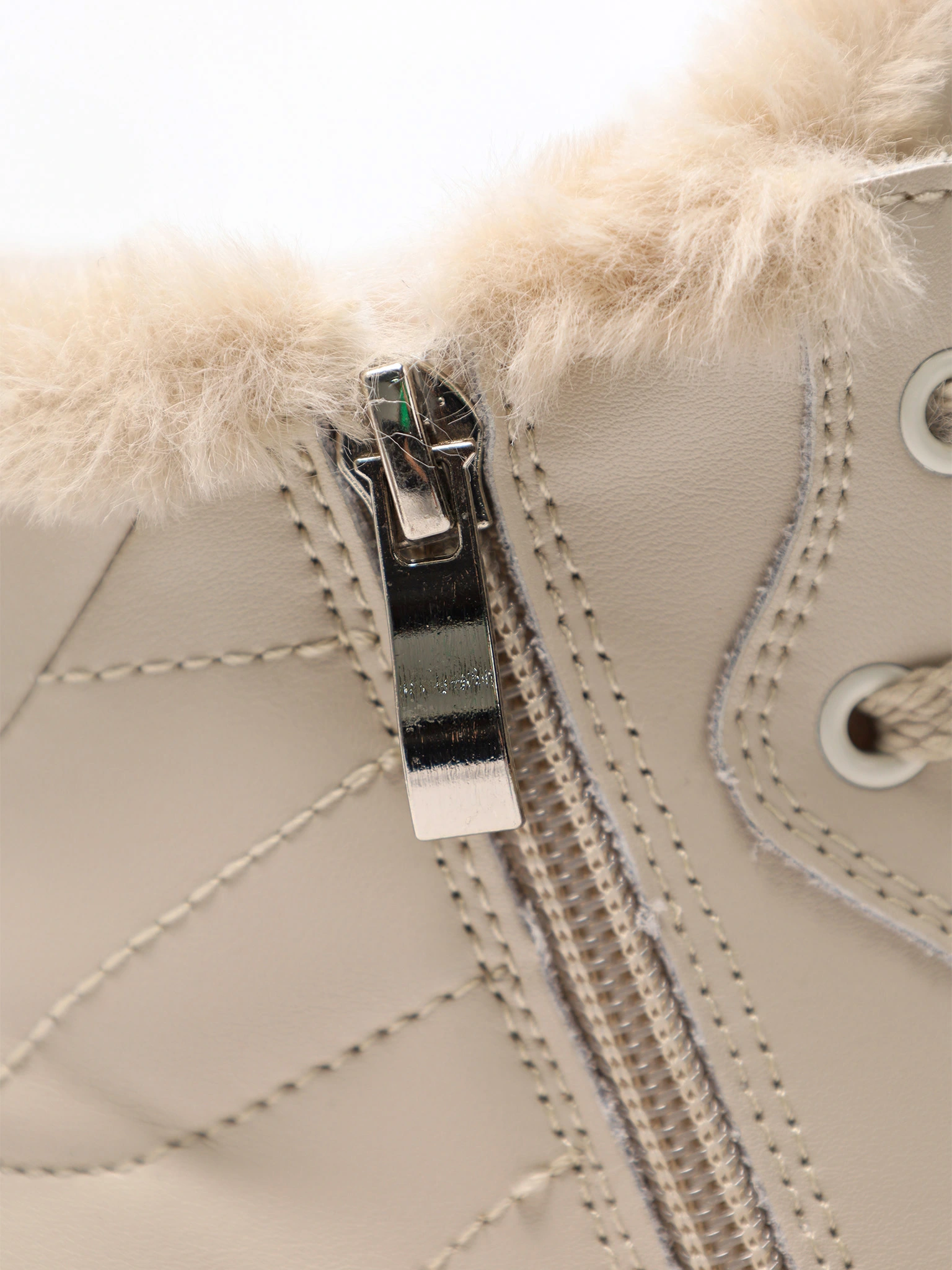 Ботинки бежевого цвета на рельефной подошве